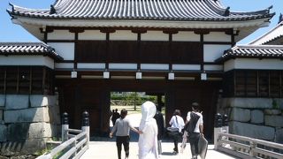 表御門から入城し櫓群に注目！