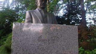 裏側に詳細な解説プレートが設置されています