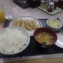 定番メニューの一つ、ぎょうざ定食。
