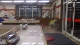 営業時間は長いですが、長居はし辛い店舗です