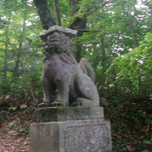 参道手前側の狛犬の様子