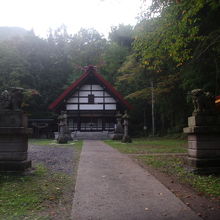 本殿と奥の狛犬の様子