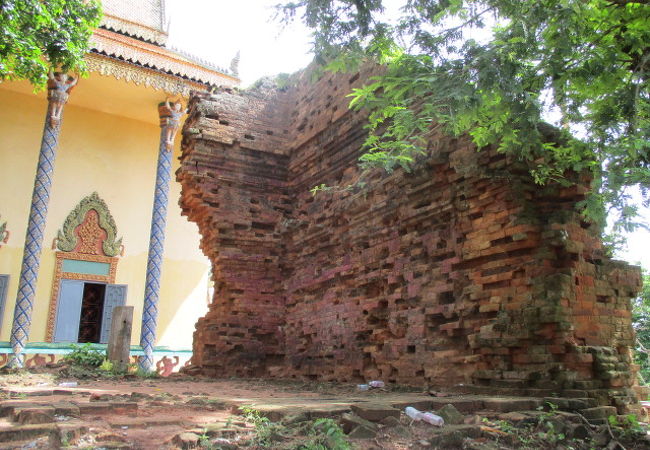 プノン・タマウ山の上のピカピカ寺院と一枚岩のような遺跡。