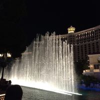 夜間の噴水ショー