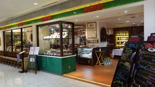 オープンキッチンで活気あるイタリアン・レストラン