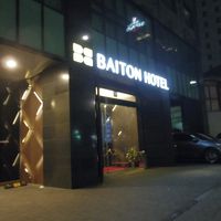 ホテルの前に空港までのバス停があります