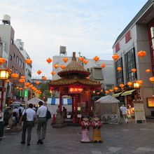 広場の全景、いつも人でいっぱい