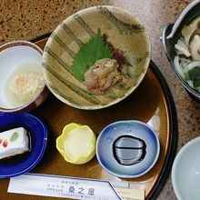 昼食はメインは鍋焼きうどん。