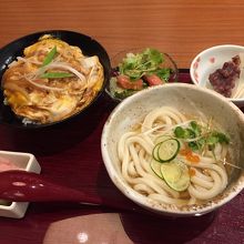 親子丼セット。うどんはしこしこ。親子丼の鶏肉はあっさり味。