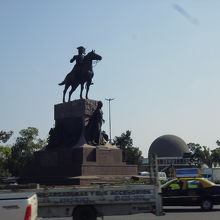 プラネタリウムと銅像