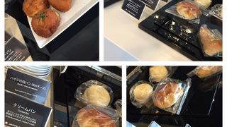 ハイジの白パン（kiriチーズ）、クリームパン、抹茶クリームコルネ、たこ焼きロール、カレーパンがあるラウンジは、世界広しと言えども....ここだけっしょ!（フランクフルト／ドイツ）