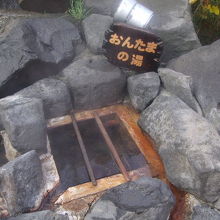 美泉の滝の脇で温泉たまごを作ることが出来ます