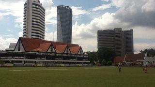 スマートなデザインの建物