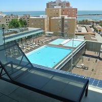 プールは割と広くて、人がいなくなるとカモメが泳ぐ(汗)