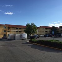 広い駐車場を取り囲むようにL字型に建っています