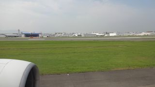 アクセス抜群だがなかなかの過密空港