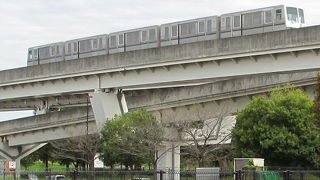 車両基地に向かう列車が見えます