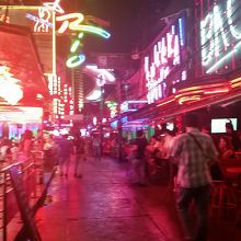 夜はネオンギンギンギラギラ