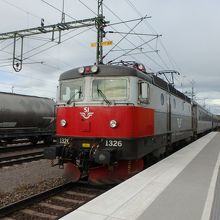 ようやく列車が到着。いちおう指定席だが中はガラガラ