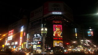 深夜は客引きをかわすために自転車での通過がお勧めです