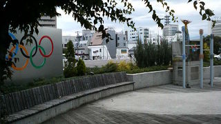 聖火台や五輪マークなど当時の盛り上がりを思い出します