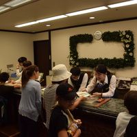 フロントは手際よく大勢のお客さんをさばいていました。