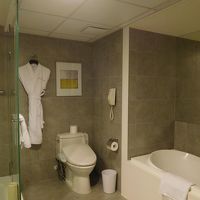 シャワーブースと浴槽の離れた洗面室