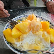 食べかけですが、マンゴーのミルクかき氷  120元
