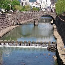 川沿いを歩くことができます
