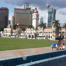 独立広場からビルをのぞむ