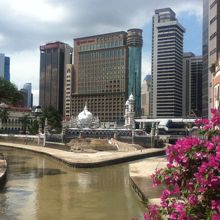 南側からＯＣＢＣ銀行のビルをのぞむ