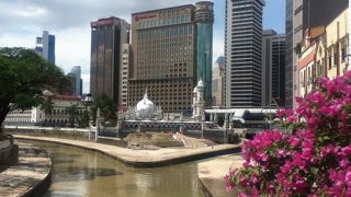 マスジット ジャメ駅横の高層ビル
