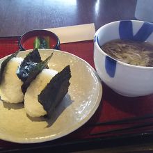 朝食の蕎麦とおにぎりのセット