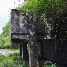 瀧見橋袂に残る銚子瀧鉱山貯鉱庫