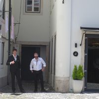 小さなエントランスですがガードマンのお兄さんカッコいい