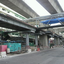 国道を跨ぐ跨線橋の工事の様子です。高架の線路はできています。