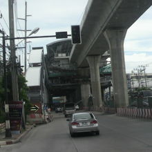 ＢＴＳ線路の工事が概成し、駅舎や階段が急ピッチで、工事中です