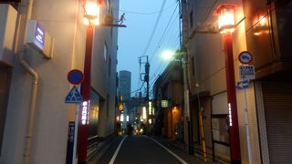 飲食店が並ぶ通り