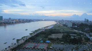 プノンペンの市街地のすぐ横の大きな川