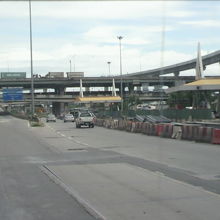 ＢＴＳベーリング駅から南に延長中の工事は、高速道路を跨ぎます