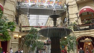 正面が長い百貨店