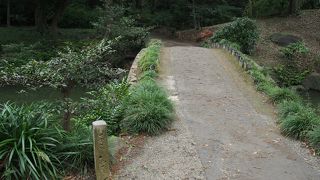 それほど特徴のない橋