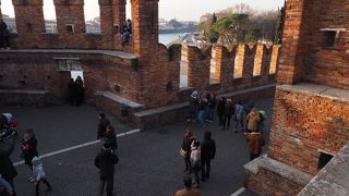 お城の一部のような橋