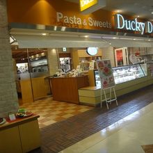 シンプルだが女性向けの品のいい店構え