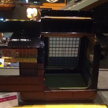 試乗できる駕籠です。写真撮影のため外国人の列ができる場所です