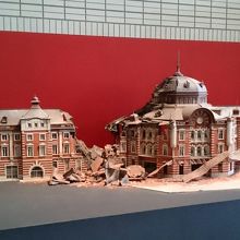 特別展会場外にある　破壊された東京駅