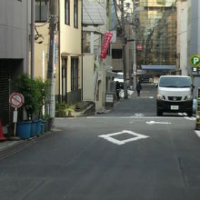 幸徳稲荷神社は、神田小川町の街並みの中の住宅の中にあります。