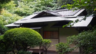 庭園の端にひっそりあります