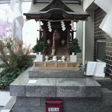 幸徳稲荷神社の社殿です。こじんまりした社殿ですが手入れが良好