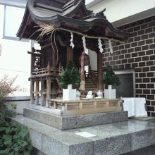 幸徳稲荷神社の社殿を側面から見ている様子です。屋根が見えます